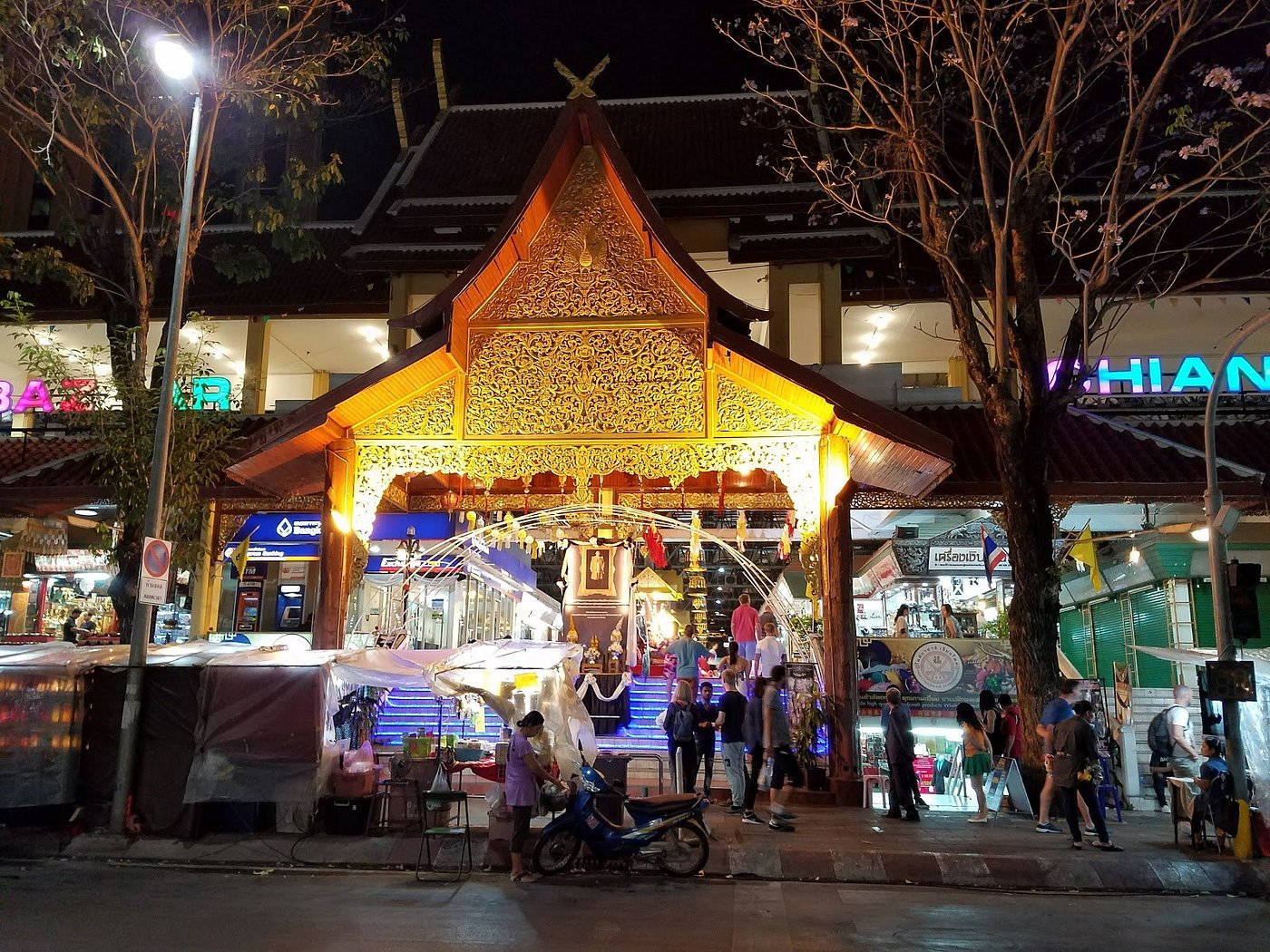 Stalls and shoppers at Chiang Mai Night Bazaar