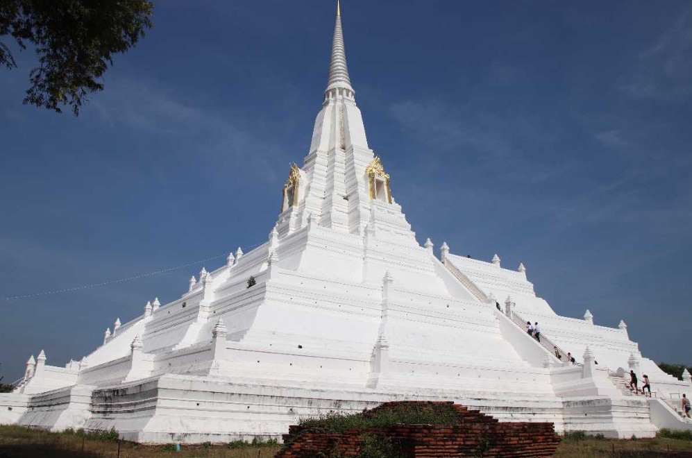 Tall white chedi of Wat Phu Khao Thong